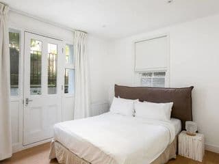 Stylish 2BR Home in West Kensington 4 guests photo 2