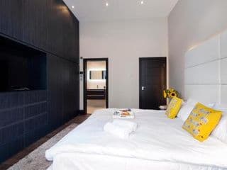 Kensington Garden View Apartment photo 4