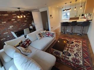 Modern 2 Bedroom Flat with private outdoor terrace photo 1