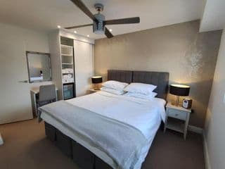 Modern 2 Bedroom Flat with private outdoor terrace photo 3