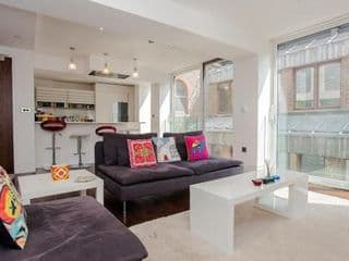 Beautiful Newly Renovated 2 Bed Apartment in Bank photo 1