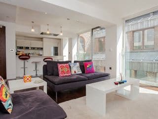 Beautiful Newly Renovated 2 Bed Apartment in Bank photo 2