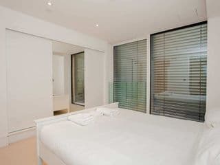 Beautiful Newly Renovated 2 Bed Apartment in Bank photo 3