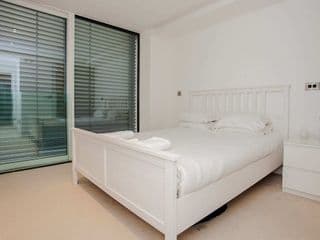 Beautiful Newly Renovated 2 Bed Apartment in Bank photo 4