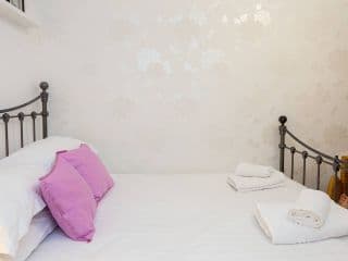 Modern 2 Bedroom Apartment in Zone 1 photo 3