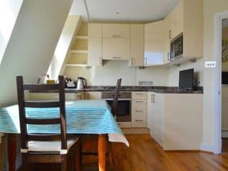Lovely Top Floor Flat in Leafy Fulham photo 3