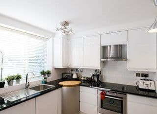 Spacious 6 bedroom family home in exclusive Hyde Park photo 1