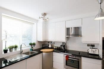 Spacious 6 bedroom family home in exclusive Hyde Park