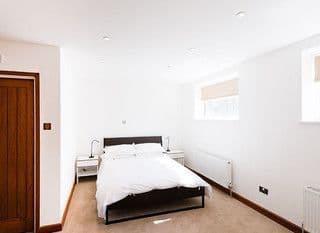 Spacious 6 bedroom family home in exclusive Hyde Park photo 2