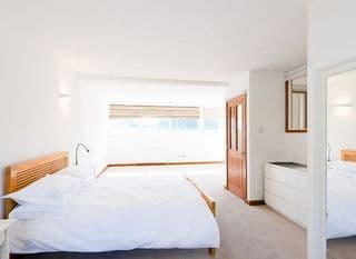Spacious 6 bedroom family home in exclusive Hyde Park photo 3