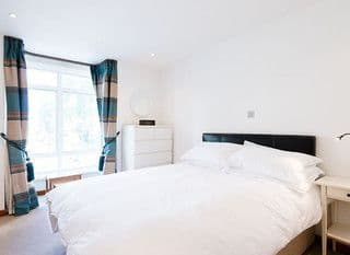 Spacious 6 bedroom family home in exclusive Hyde Park photo 4