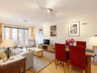 Calm 2BR apt with parking and patio, 15mins to London Eye photo 2