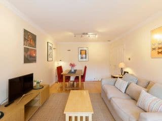 Calm 2BR apt with parking and patio, 15mins to London Eye photo 3