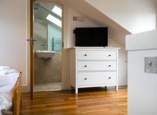 3BR Apartment in Great Swiss Cottage Location photo 3