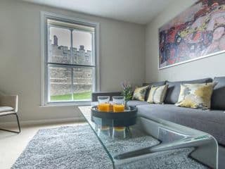 Central Windsor Apartment Facing the Castle photo 1