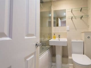 Central Windsor Apartment Facing the Castle photo 2