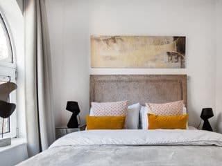AWESOME LEICESTER SQ! Fashion Flat for Theatre Families and Happy Friends photo 1
