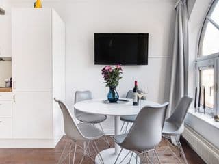 AWESOME LEICESTER SQ! Fashion Flat for Theatre Families and Happy Friends photo 2