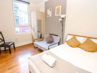 City view flat @ Liverpool st. photo 3