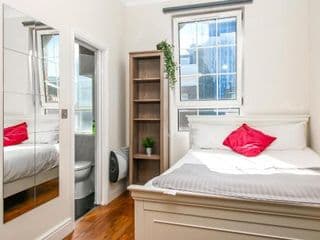 Private en-suite Room @ Liverpool street, Brick Ln photo 1