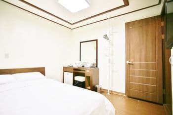Sinchon Sisters Hostel (Korea Quality)