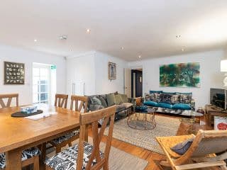 Lovely 2 bedroom flat in Chelsea, sleeps 4 photo 2