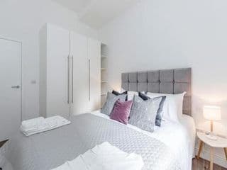 White Piccadilly Luxury Flat photo 2