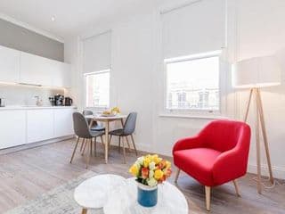 White Piccadilly Luxury Flat photo 4
