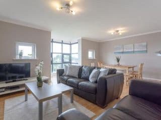 Bright Modern One-Bed with Stunning View of Thames photo 1