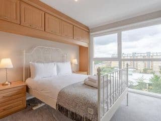 Bright Modern One-Bed with Stunning View of Thames photo 3