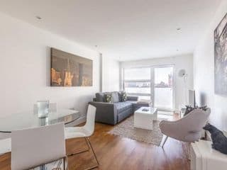 Luxury 2-Bed Flat parking and close to the tube photo 1