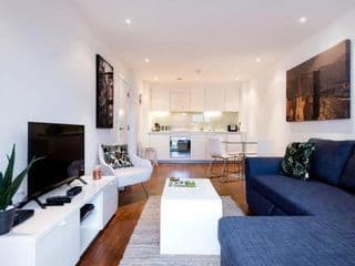 Luxury 2-Bed Flat parking and close to the tube photo 2