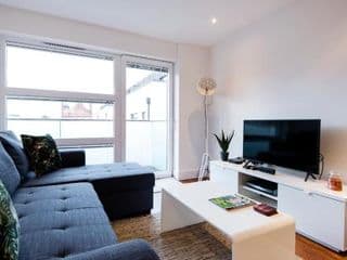 Luxury 2-Bed Flat parking and close to the tube photo 3