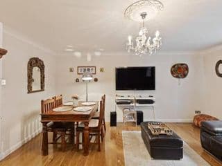 Beautiful and cosy 2 bedroom flat photo 3