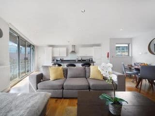 2 Bed Executive Penthouse near Liverpool Street FREE WIFI by City Stay London photo 3