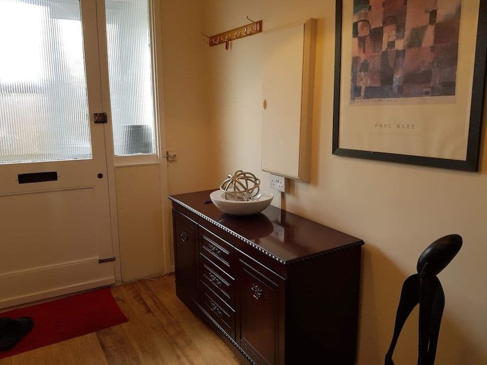 Eddiwick House - Huku Kwetu Dunstable -Spacious 3 Bedroom House- Sleeps 6 - Suitable & Affordable Group Accommodation - Business Travellers