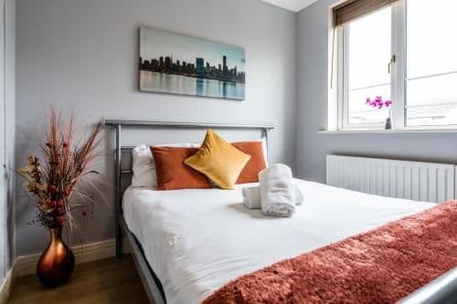 Waterside Stay - City Centre with Parking