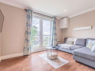 Modern apartment within short walk of The Castle, High Street and Long Walk - FREE PARKING photo 1