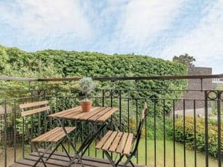 Modern apartment within short walk of The Castle, High Street and Long Walk - FREE PARKING photo 2