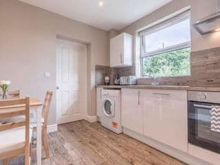Modern apartment within short walk of The Castle, High Street and Long Walk - FREE PARKING photo 3