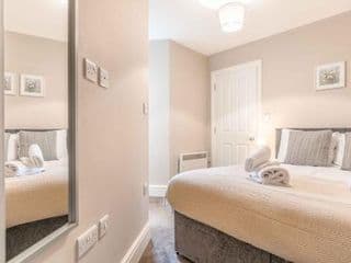 Modern apartment within short walk of The Castle, High Street and Long Walk - FREE PARKING photo 4