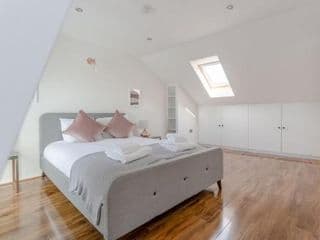 Stunning 3 Bedroom 2 Bath in Fantastic Location photo 4