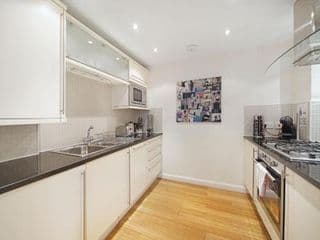 2 Bed Chic Apartment near Shoreditch & Liverpool St FREE WIFI & PARKING by City Stay London photo 3