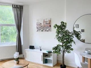 Modern and light 2 bed flat in SW2 photo 2