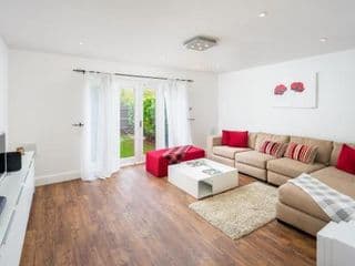Stunning 2-bed flat w/ garden patio in West London photo 1