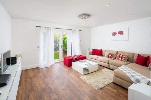 Stunning 2-bed flat w/ garden patio in West London