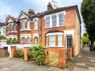 Stunning 2-bed flat w/ garden patio in West London photo 2