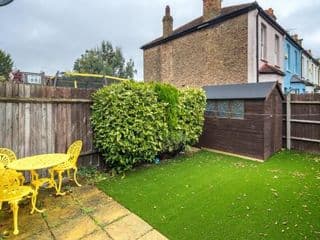 Stunning 2-bed flat w/ garden patio in West London photo 3