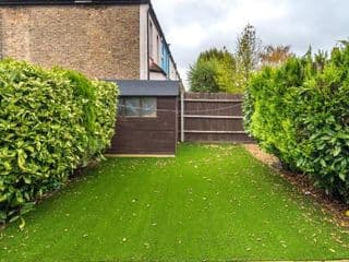 Stunning 2-bed flat w/ garden patio in West London photo 4