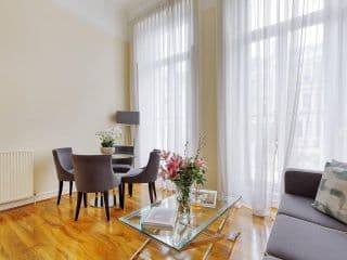 Bright 2 Bedroom Apt + Garden in South Kensington. photo 1